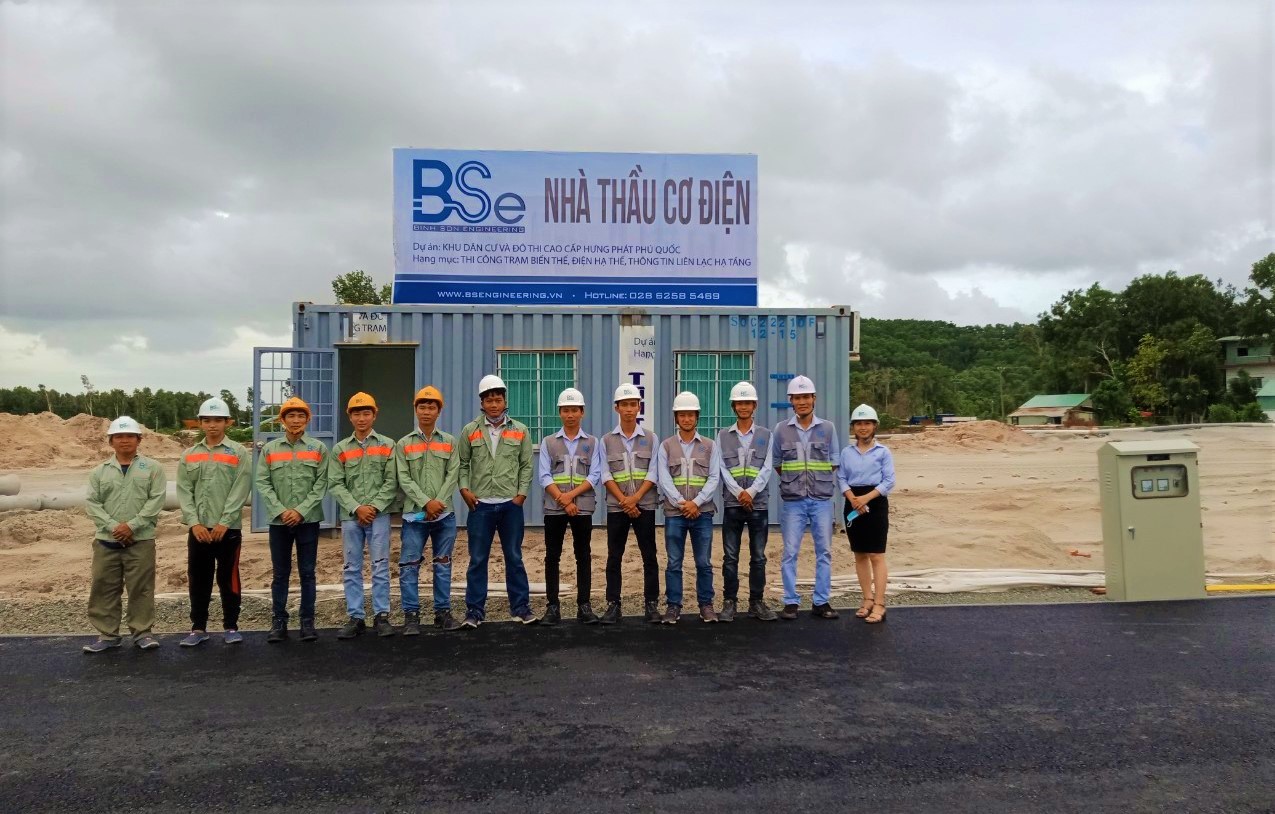 Một đội trong đội ngũ kỹ sư, công nhân của Tổng thầu cơ điện Bình Sơn thi công dự án Khu dân cư và đô thị cao cấp Hưng Phát Phú Quốc