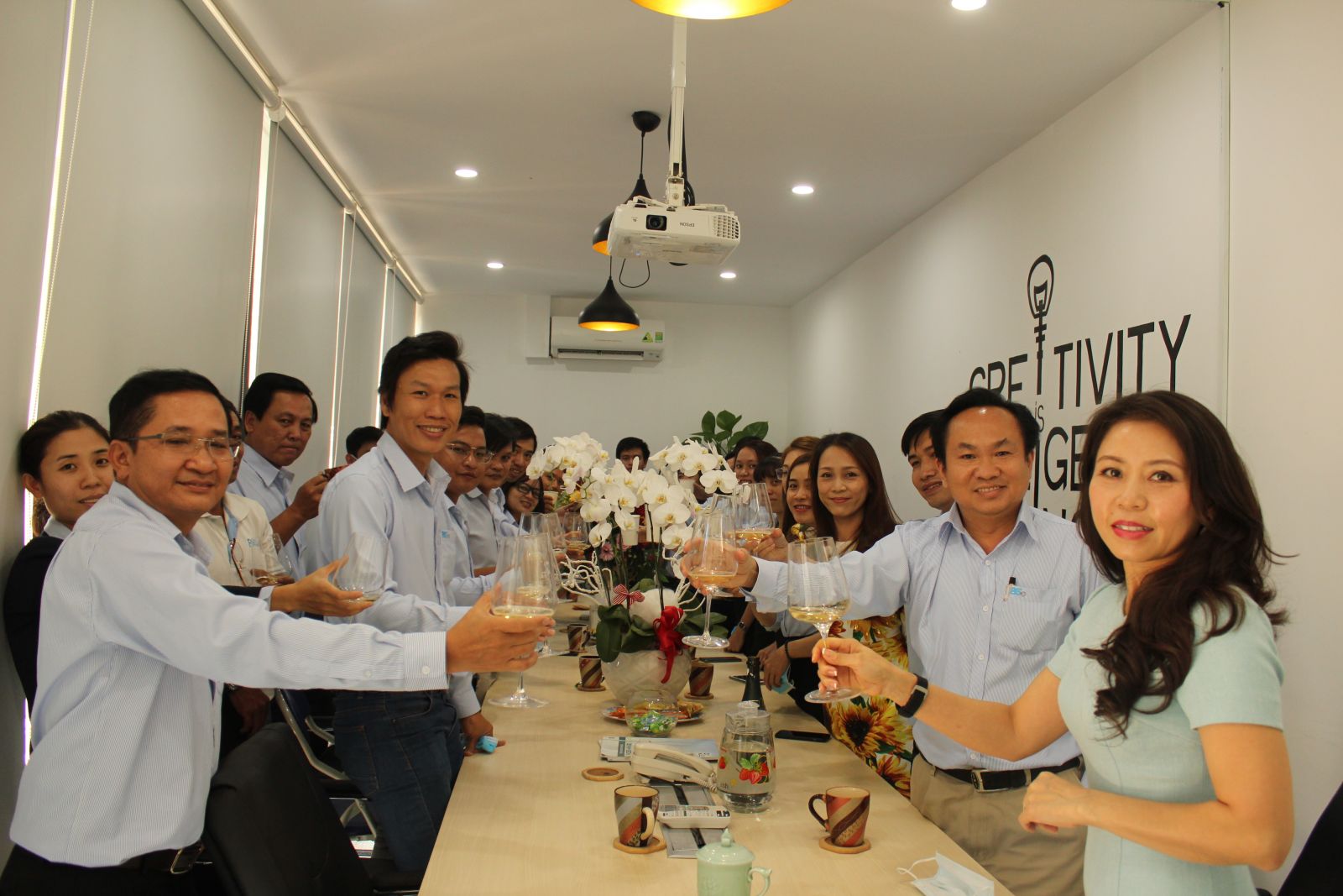 Ban giám đốc Công ty và toàn thể CBNV cùng khui Champagne khai Xuân cho một năm mới an khang, thịnh vượng.