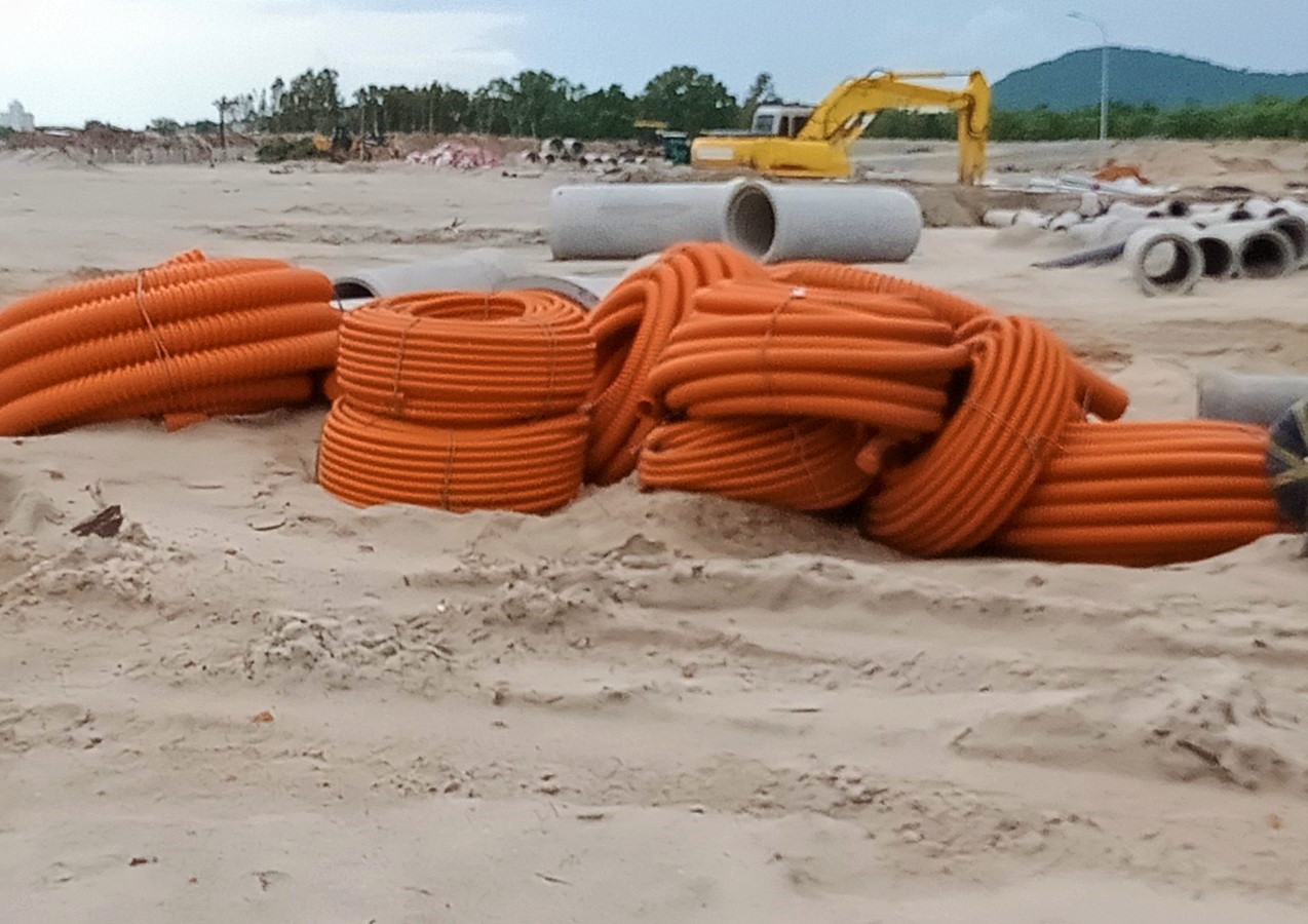 Vật tư thiết bị thi công của Tổng thầu cơ điện Bình Sơn được đưa đến dự án chuẩn bị đưa vào kho bãi