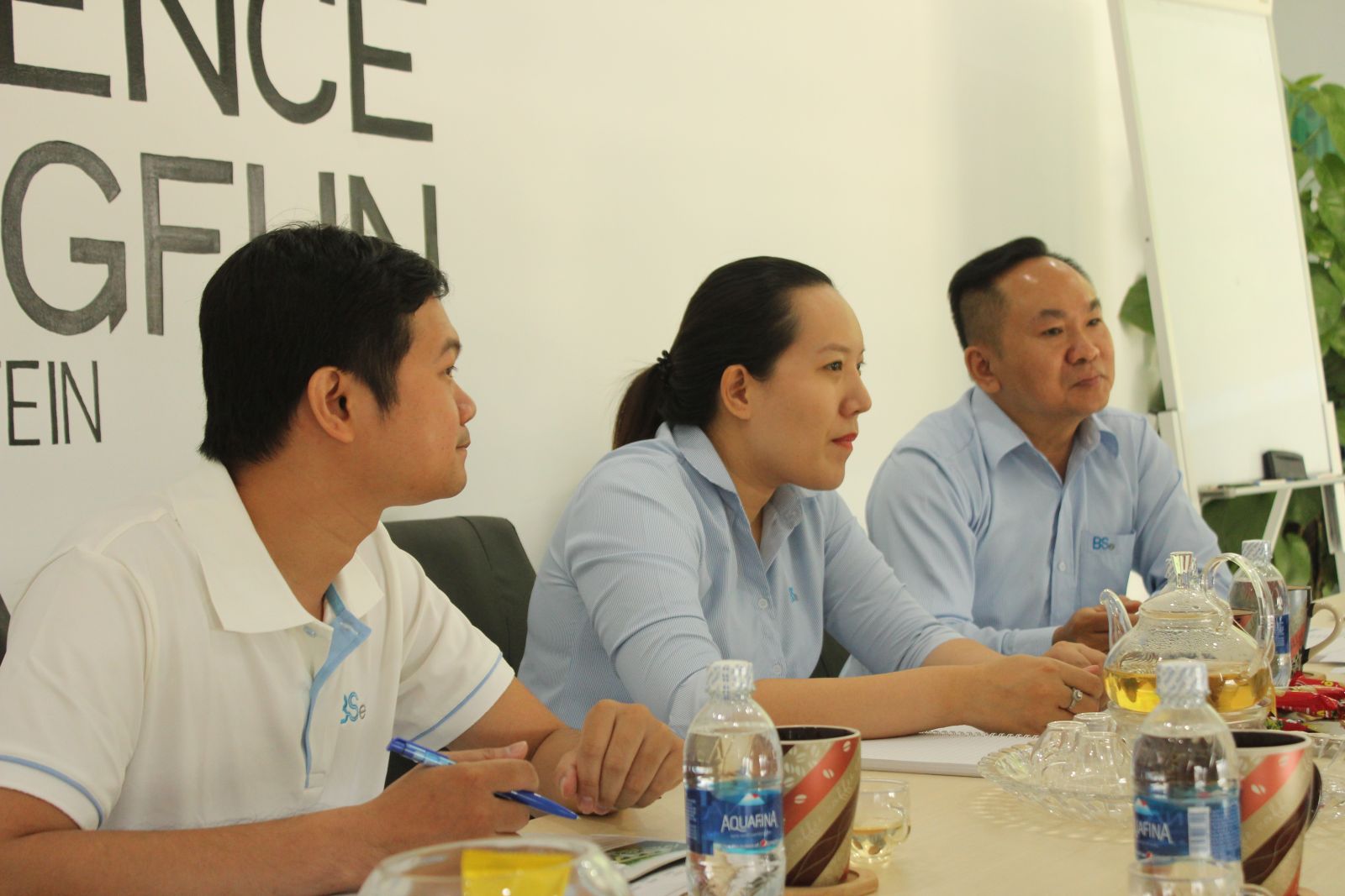 Các lãnh đạo, cán bộ Công ty Kỹ thuật Bình Sơn tham dự cuộc họp