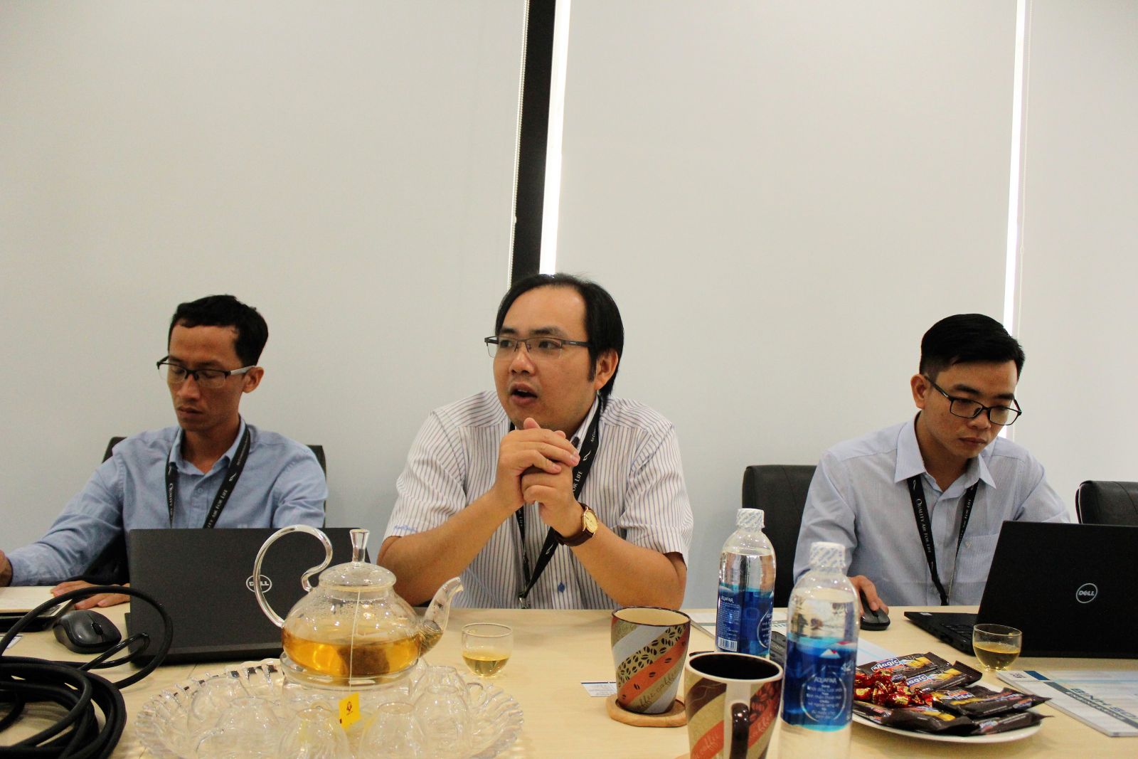 Ông Nguyễn Minh Tuấn, Trưởng Bộ phận dự án Điều hòa không khí (giữa) và các cán bộ, nhân viên tham dự buổi làm việc